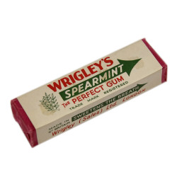 Paquets de chewing-gum WRIGLEY'S, Spearmint, Made in Great Britain, avec présentoir