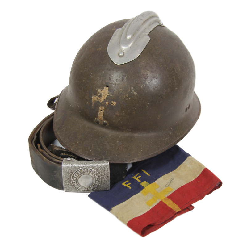 Casque Adrian, Mle 1926, ceinturon de prise et brassard FFI, Paris, 1944