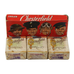 Lot de trois paquets de cigarettes Chesterfield, Noël 1944, pleins