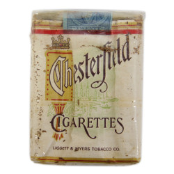 Lot de trois paquets de cigarettes Chesterfield, Noël 1944, pleins